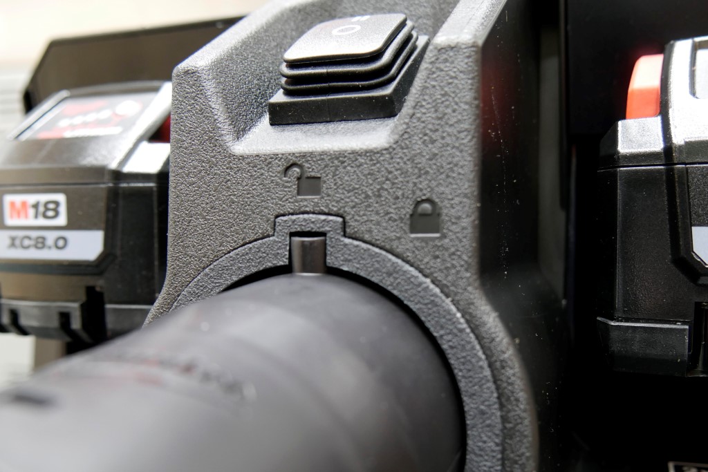 milwaukee m18 cordless wet/dry vacuum hose lock