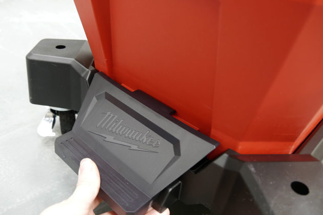 milwaukee m18 cordless dry/wet vacuum foot mount