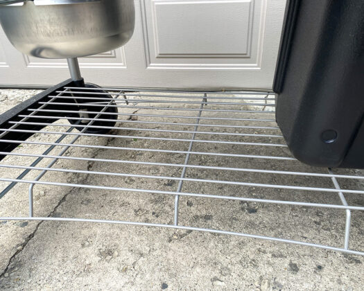 Bottom grate on the Weber 22 in. Performer Deluxe